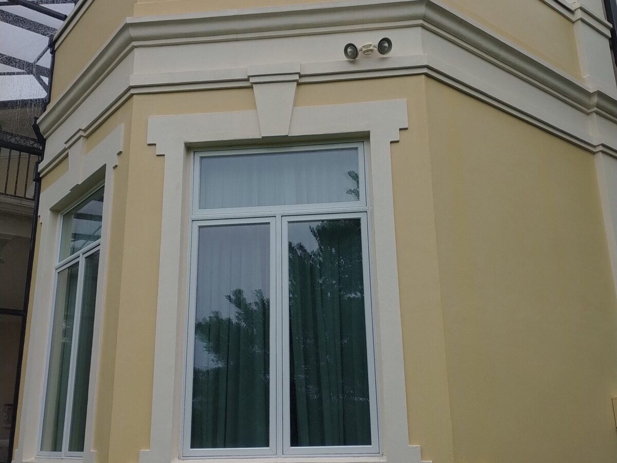 Professional exterior building cleaning near me in Kissimmee, FL refreshing parking-area-facing walls at a busy commercial property